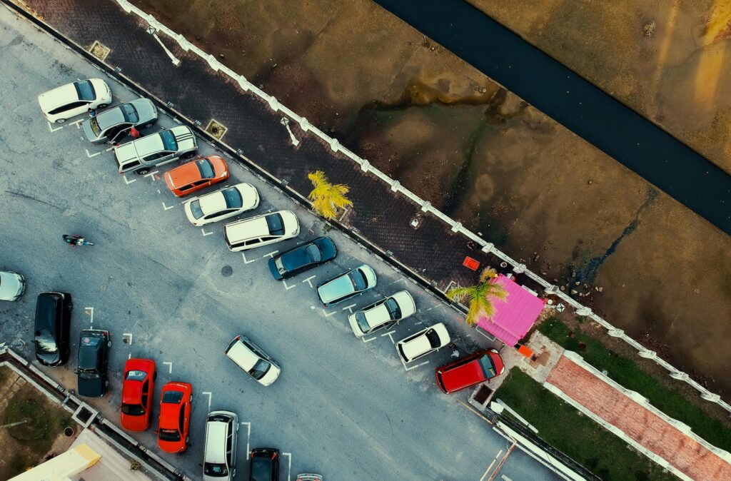Projeto de garagem subterrânea com vagas demarcadas - estacionamento de prédio comercial