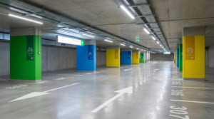 Garagem com sinalização horizontal e vertical completa: setas de fluxo, vagas numeradas e placas